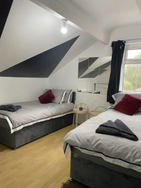 Modern 2 Bedroom Flat Close to City Centre